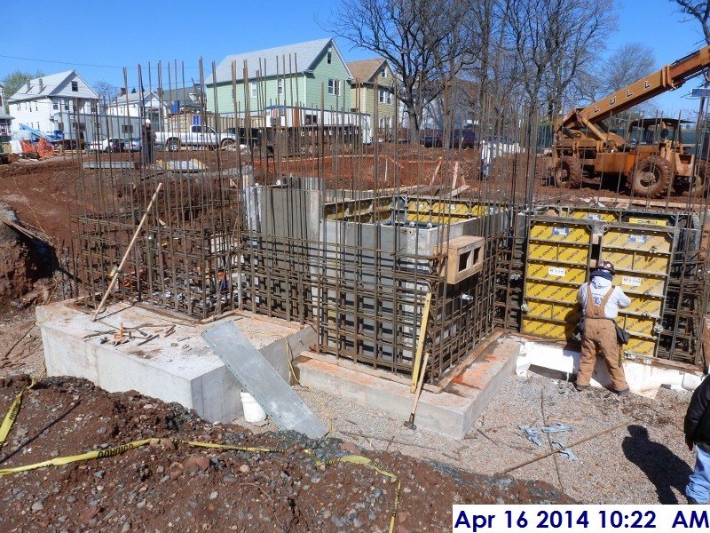 Closing up foundation wall forms at Elev. 7 Facing North-West (800x600)